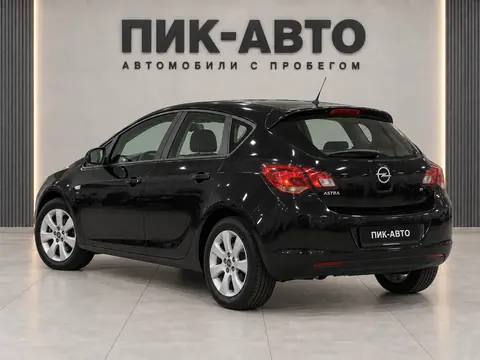 Opel Astra 2012, вид сзади