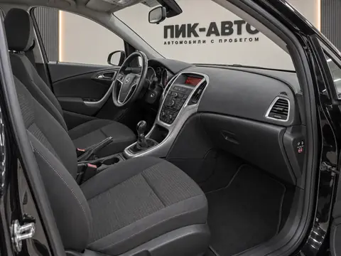 Opel Astra 2012, салон