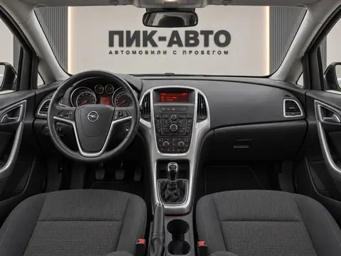 Opel Astra 2012, панель приборов