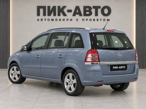 Opel Zafira 2008, вид сзади