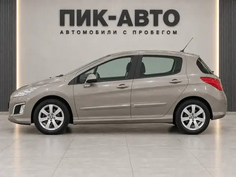 Peugeot 308 2012, вид сбоку