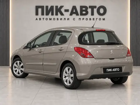 Peugeot 308 2012, вид сзади