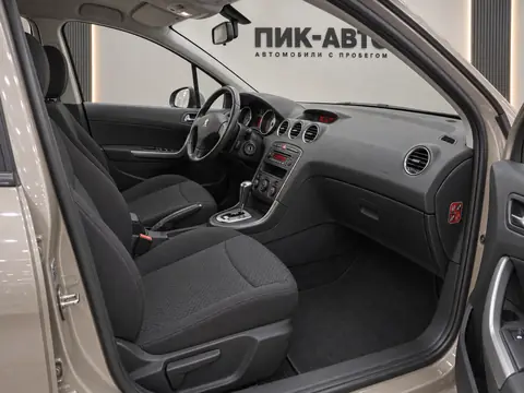 Peugeot 308 2012, салон