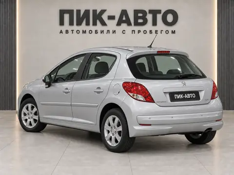 Peugeot 207 2010, вид сзади