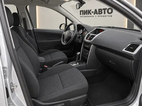 Peugeot 207 2010, салон