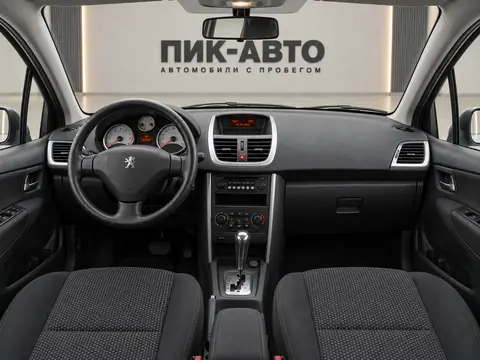 Peugeot 207 2010, панель приборов