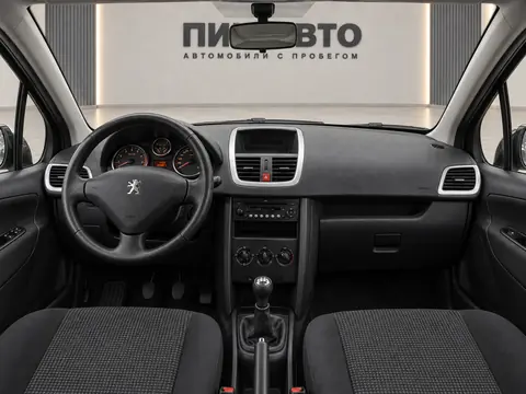Peugeot 207 2007, панель приборов
