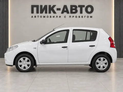 Renault Sandero 2010, вид сбоку