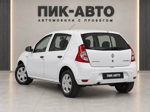 Renault Sandero 2010, вид сзади