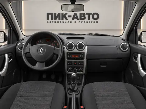 Renault Sandero 2010, панель приборов