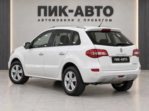 Renault Koleos 2012, вид сзади