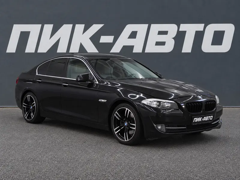 BMW 5 серии 2013 — с пробегом, седан, черный, фото 1