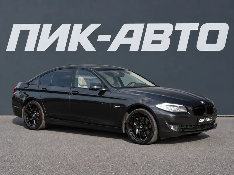 BMW 5 серии 2013 — с пробегом, седан, черный, фото 1