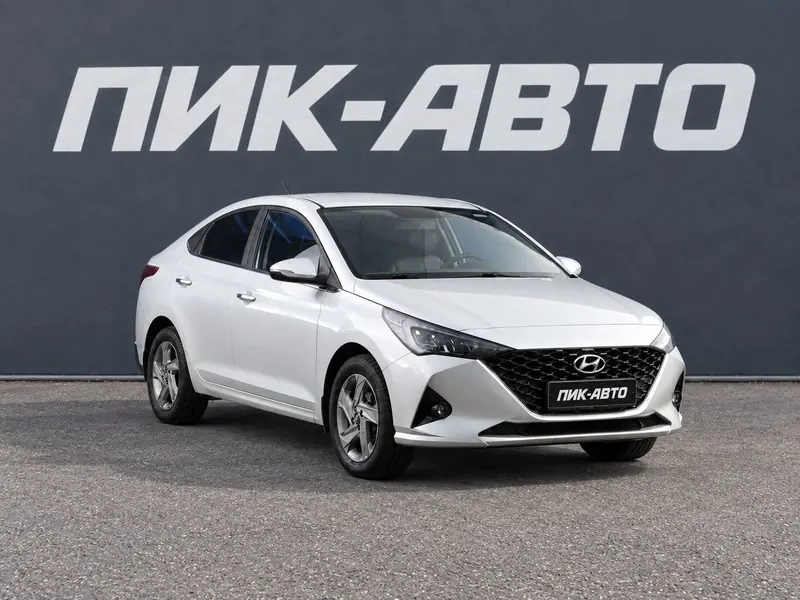 Hyundai Solaris 2022 — с пробегом, седан, белый, фото 1
